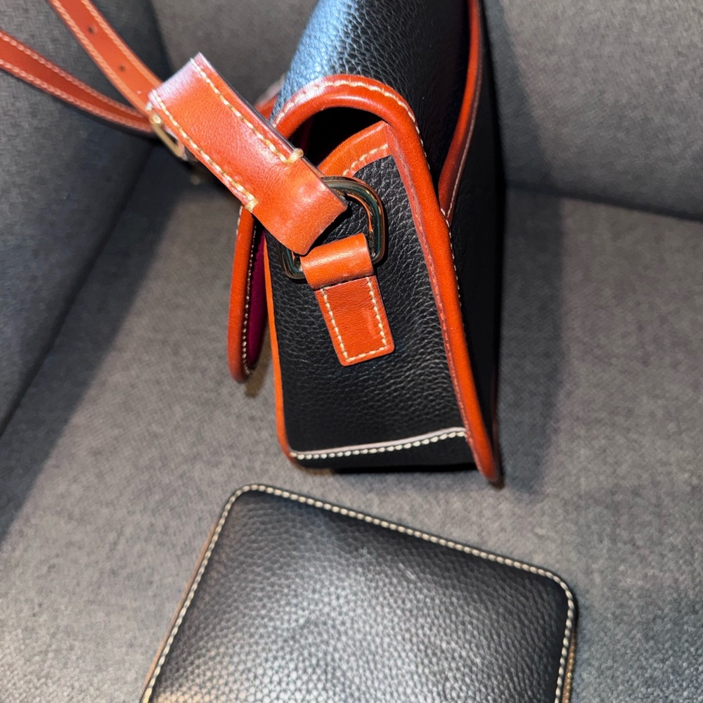 Elegant Black and Tan Women's Bag Set - Picture 3 of 5